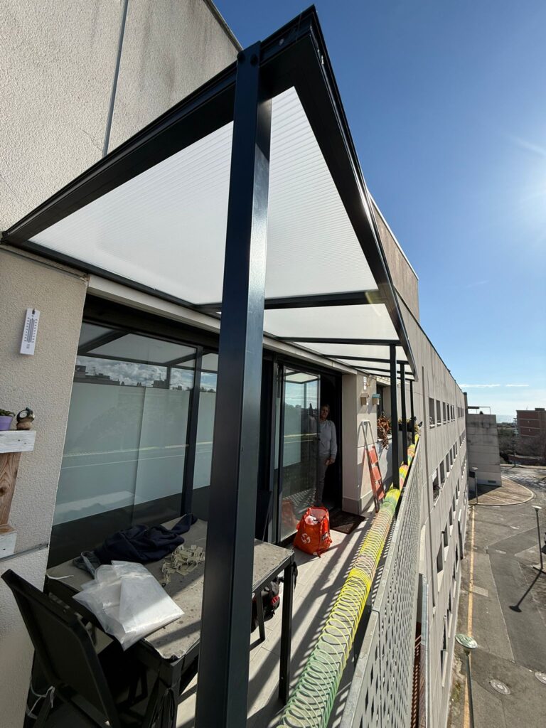 Instalación de toldos, ventanas de aluminio y puertas seccionales en El Vendrell